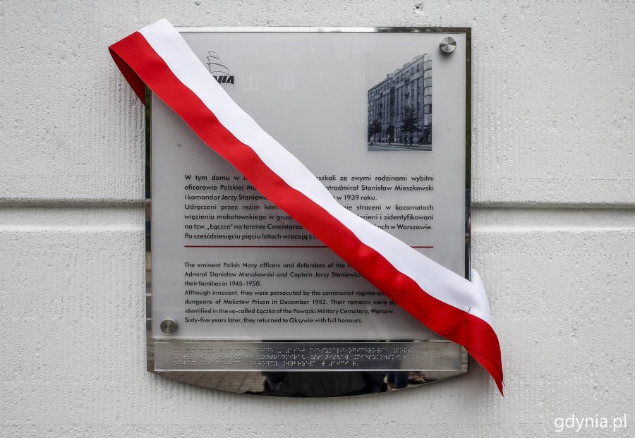 Odsłonięcie tablicy poświęconej oficerom polskiej Marynarki Wojennej 
