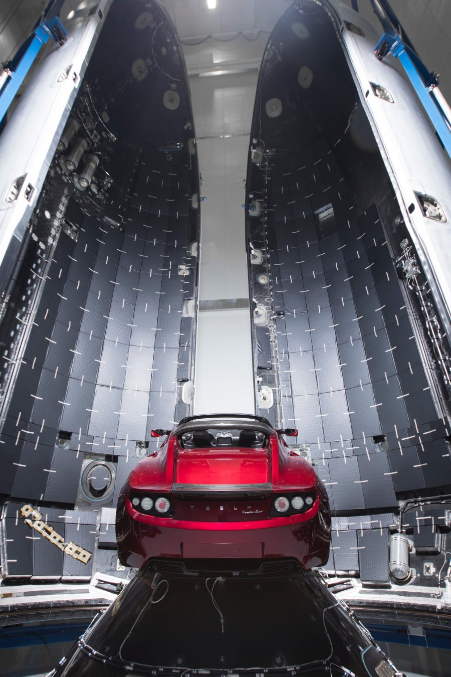  Na Czerwoną Planetę ma zostać zabrana czerwona Tesla Roadster. Fot. SpaceX