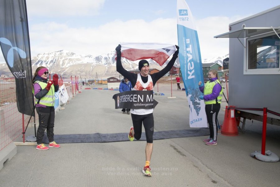Piotr Suchenia triumfujący podczas imprezy Spitsbergen Marathon 2016 // fot. Christopher Engås