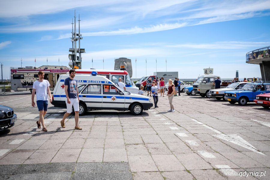 Rajd Matek i zabytkowe samochody można było podziwiać przed Akwarium Gdyńskim