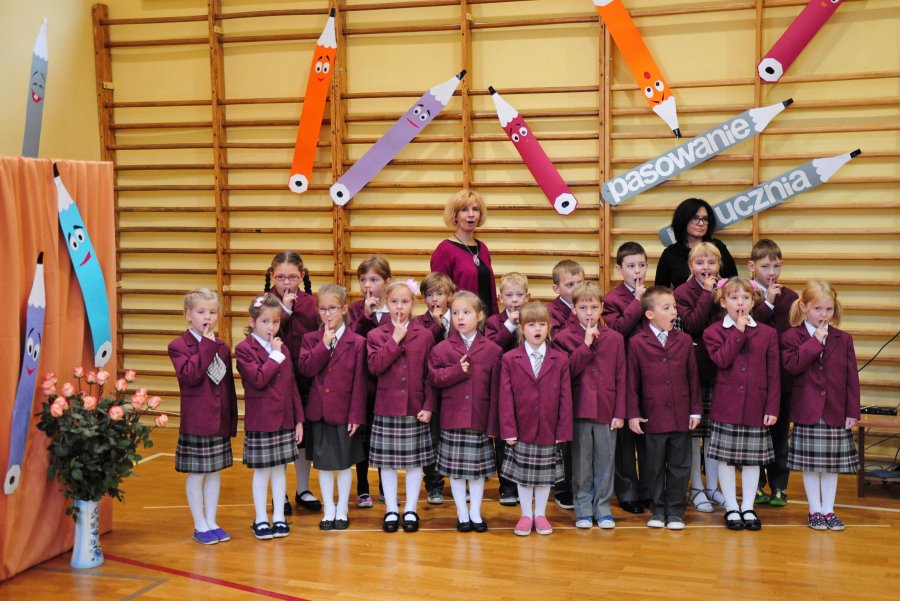 Uczniowie szkoły biorą udział w oficjalnym otwarciu Katolickiej Szkoły Podstawowej w Gdyni