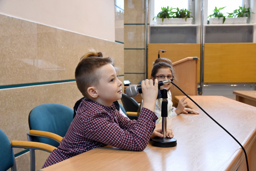 Uczniowie na sali obrad Rady Miasta Gdyni, fot. Michał Kowalski