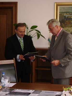 Prezydent Gdyni i rektor PG po podpisaniu porozumienia