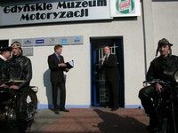 Gdyńskie Muzeum Motoryzacji - wiceprezydent Marek Stępa zaprasza gości do muzeum
