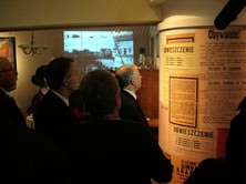 otwarcie Muzeum Miasta Gdyni - dyrektor oprowadza gości, foto: Dorota Nelke