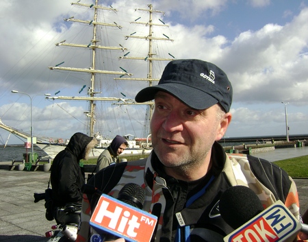 Piotr Krachulec udziela wywiadów przed wyjazdem na rajd Paryż - Dakar