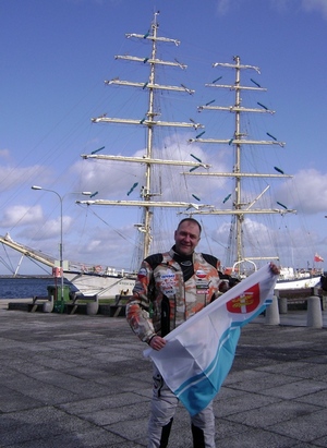 Piotr Krachulec z gdyńską flagą, którą zabiera na rajd Paryż - Dakar