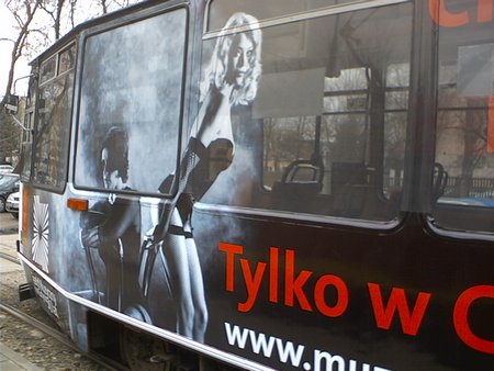 Tramwajowa reklama w Warszawie Teatru Muzycznego