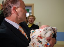 Prezydent Gdyni odwiedził noworodki urodzone 10 lutego, fot.: Dorota Nelke - miniaturka