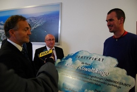Kacper Kowalski otrzymuje certyfikat, fot.: Dorota Nelke