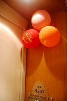 Emerald Princess - baloniki urodzinowe przy jednej z kabin, fot.: Dorota Nelke