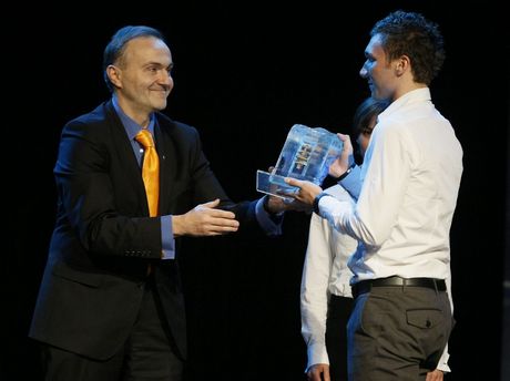 Najlepsi sportowcy 2008 nagrodzeni - Prezydent Gdyni wręcza nagrodę