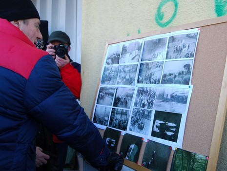 Na planie Czarnego czwartku - autor zdjęć Jacek Petrycki przed tablicą z archiwalnymi zdjęciami, fot.: Dorota Nelke