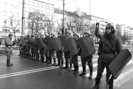 Na planie Czarnego czwartku - milicjanci naprzeciwko robotników, fot.: Dorota Nelke
