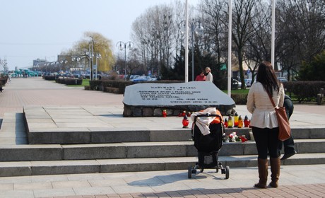 Gdynianie oddają hołd ofiarom katastrofy, fot.: Dorota Nelke