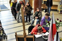Kolejka do księgi kondolencyjnej w Urzędzie Miasta Gdyni, fot.: Tomasz Kamiński