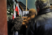 Kolejka do księgi kondolencyjnej w Urzędzie Miasta Gdyni, fot.: Tomasz Kamiński