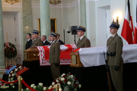 Delegacja gdyńskich samorządowców z prezydentem na czele pełniła wartę honorową przy trumnach Prezydenta Lecha Kaczyńskiego i Marii Kaczyńskiej