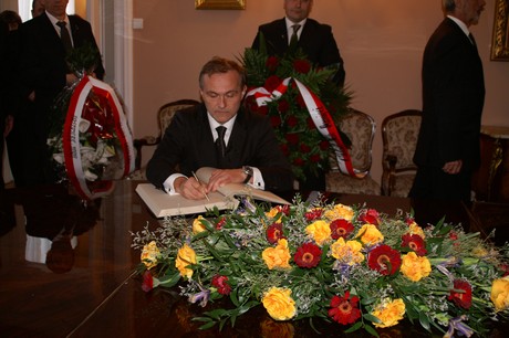 Delegacja gdyńskich samorządowców z prezydentem na czele pełniła wartę honorową przy trumnach Prezydenta Lecha Kaczyńskiego i Marii Kaczyńskiej