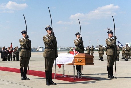 Ciało prezydenta Ryszarda Kaczorowskiego wróciło do Polski