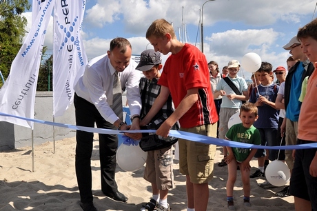 Otwarcie EXPERYMENTU na plaży, wstęgę przecina wiceprezydent Gdyni Michał Guć