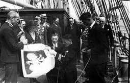 Podniesienie bandery na Darze Pomorza w 1930 r., źródło Centralne Muzeum Morskie