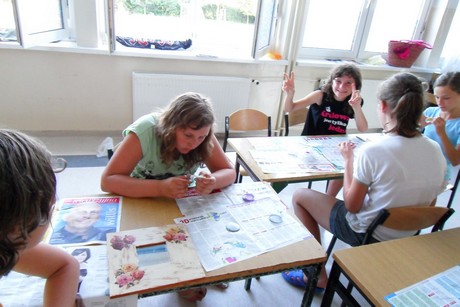 Dzieci z Łazisk w szkole na zajęciach plastycznych