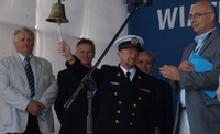 Wiceadmirał Waldemar Głuszko oraz organizator targów Jacek Oryl dokonują uroczystego otwarcia.