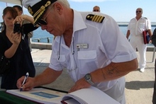 Kapitan Dieter Wieprecht wpisuje się do księgi pamiątkowej