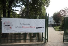 Wejście do III Liceum Ogólnokształcącego w Gdyni
