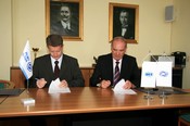 Przedstawiciele Zarządu Morskiego Portu Gdynia S.A. i Gdynia Container Terminal S.A. (GCT) podpisują umowę o wspólnym projekcie budowy głębokowodnego stanowiska statkowego, fot.: T. Urbaniak