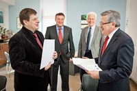 Podpisanie umowy, od lewej: Wojciech Dmochowski, Maciej Korwin, Jerzy Binkiewicz, Dariusz Kruszyniak, Maciej Solawa / fot. P. Monasterski