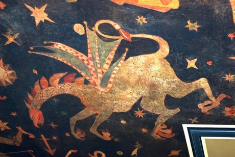 Gdynia Główna: fragment dekoracji stropu do której nawiązują odkryte polichromie