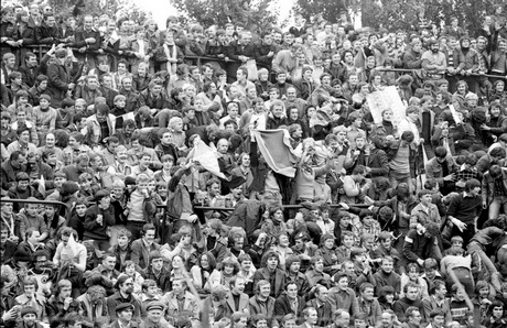 Kibice podczas meczu drużyn Arka Gdynia i  Beroe Stara Zagora, który został rozegrany w Gdyni 4 września 1979, fot. Zbigniew Kosycarz /Agencja Kosycarz Foto Press KFP