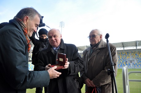 Uroczystość oddania do użytku Miejskiego Stadionu Piłkarskiego - prezydent Wojciech Szczurek otrzymuje medal od PZPN, fot.: Dorota Nelke