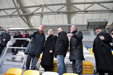 Uroczystość oddania do użytku Miejskiego Stadionu Piłkarskiego - prezydent, wiceprezydent i radni zwiedzają obiekt, fot.: Dorota Nelke