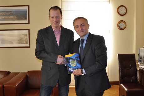 Na zdjęciu autor monografii Macieja Witczaka z prezydentem Gdyni Wojciechem Szczurkiem.