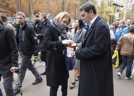 Aktorka Daria Widawska z dziennikarzem Michałem Adamczykiem podczas kwesty 1 listopada na cmentarzu w Witominie / fot. Robert Płaczkiewicz
