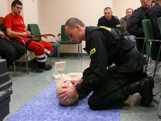 Gdyńscy policjanci doskonalą swoje umiejętności z zakresu pierwszej pomocy - źródło KMP