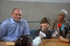 Od lewej: tata zawodnika Marcin Grudziński,  Marcel Grudziński i Pełnomocnik Prezydenta ds. Sportu Joanna Zielińska, fot. Dorota Nelke