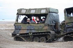 Uczestnicy chętnie korzystali z przejażdżek pojazdami wojskowymi