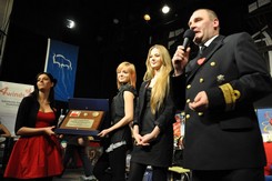 Prawdziwą gratką okazał się pamiątkowy ryngraf z serduszkiem od Akademii Marynarki Wojennej, za który zwycięzca ofiarował 8 tys. zł.