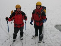 Grupa gdyńskich ratowników WOPR na szkoleniu z autoratownictwa na lodzie