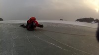 Grupa gdyńskich ratowników WOPR na szkoleniu z autoratownictwa na lodzie