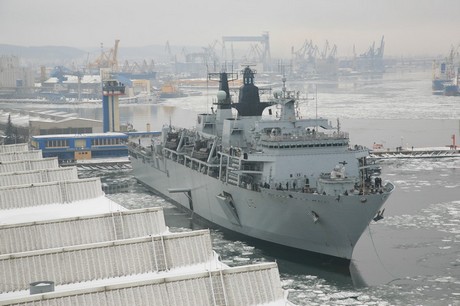 Brytyjski okręt flagowy HMS „Bulwark” wpływa do Gdyni / fot. Tadeusz Urbaniak, Zarząd Morskiego Portu Gdynia S.A.