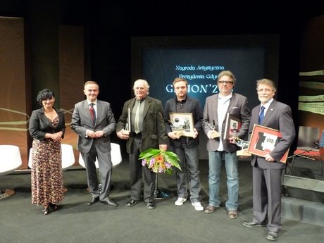 Laureaci nagrody artystycznej Galion 2011 z prezydentem Gdyni Wojciechem Szczurkiem