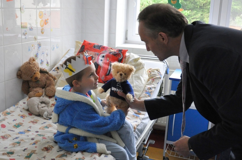 Prezydent Gdyni Wojciech Szczurek z okazji Dnia Dziecka odwiedził dzieci w gdyńskim szpitalu, fot. Dorota Nelke