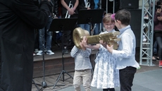 Prezydenta Gdyni Wojciech Szczurek przekazuje dzieciom klucz do bramy miasta