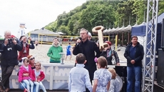 Prezydenta Gdyni Wojciech Szczurek przekazuje dzieciom klucz do bramy miasta