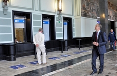 Prezydent Gdyni Wojciech Szczurek zwiedza odrestaurowany gdyński dworzec, fot. Dorota Nelke